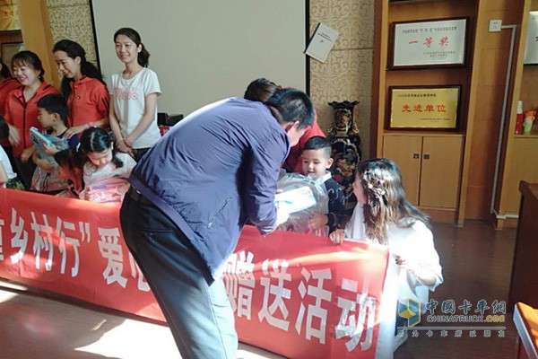 福田祥菱的殷殷希望便是讓鄉(xiāng)村的這些孩子們奮發(fā)向上，努力與感恩