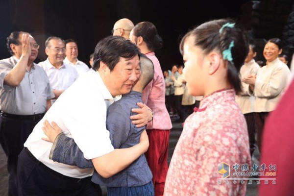 歌劇閉幕后，譚旭光與小演員深情擁抱