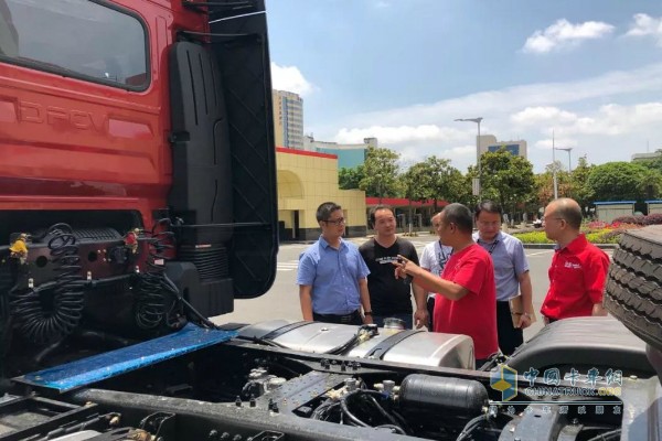 搭載東風(fēng)康明斯發(fā)動機(jī)的卡車