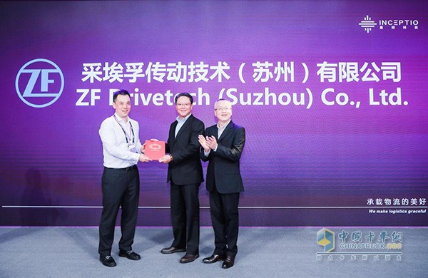 ZF副總裁，中國(guó)區(qū)商用車(chē)負(fù)責(zé)人戴章煜(中)代表采埃孚重磅加入