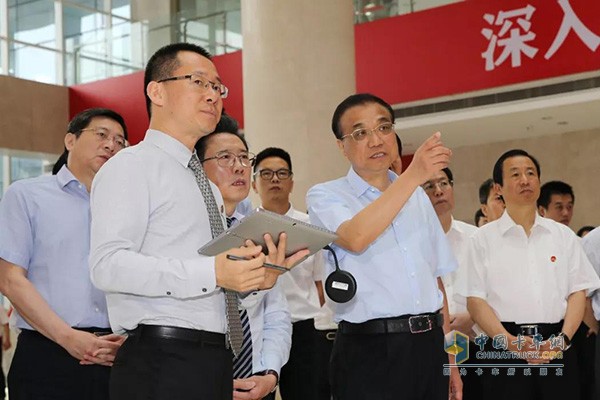 李克強總理聽取三一“挖掘機(jī)指數(shù)”的匯報