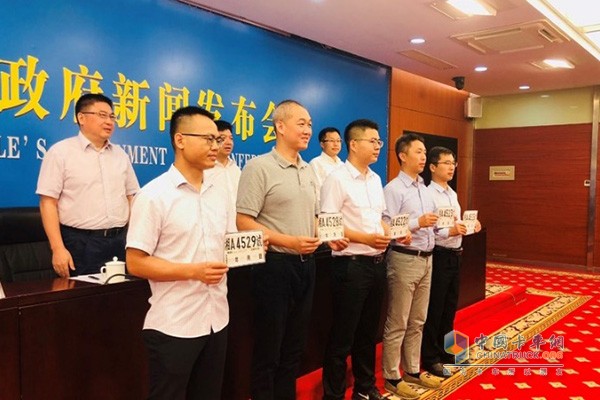 嬴徹科技研發(fā)副總裁于新瑞博士（右二）