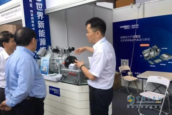 全國政協(xié)副主席、中國科學技術協(xié)會主席萬鋼到越博動力展位視察