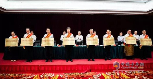 法士特黨委副書(shū)記、工會(huì)主席陳兵代表企業(yè)上臺(tái)領(lǐng)獎(jiǎng)