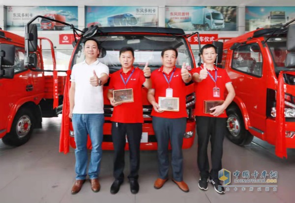 第一批東風(fēng)輕卡車(chē)主徐興學(xué)(圖右)
