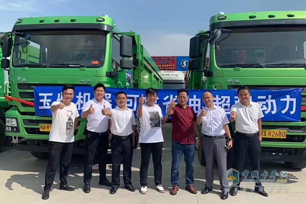 10臺(tái)軒德渣土車交付用戶