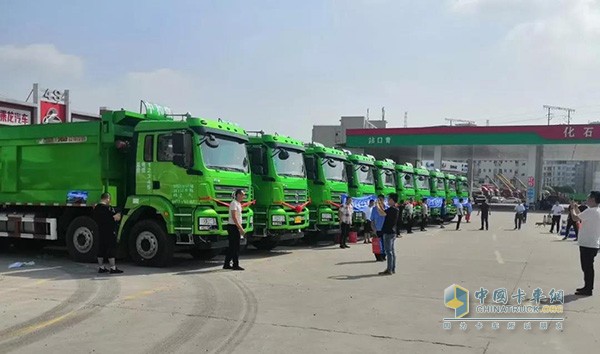 陜汽商用車軒德渣土車交付現(xiàn)場(chǎng)