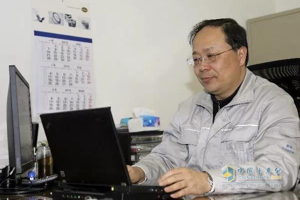 解放發(fā)動機事業(yè)部產品開發(fā)高級主任師、開發(fā)二部副部長、企業(yè)資深員工——王一江