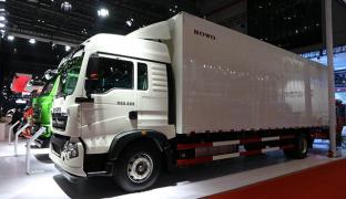 眾多智能高效卡車+實況挑戰(zhàn)賽啟動 重汽玩轉上海車展 