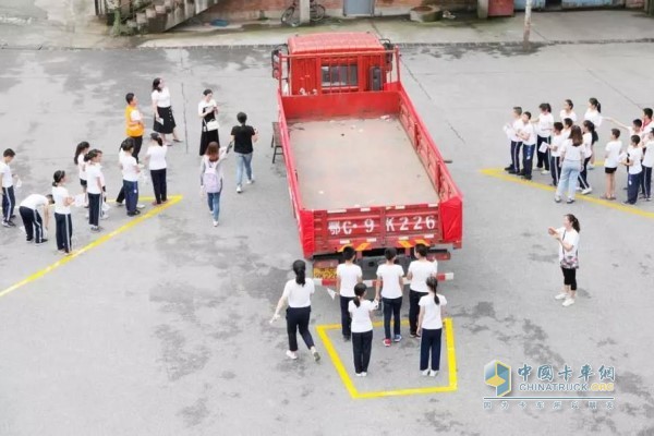 克諾爾志愿者聯(lián)盟成員為本次安全訓(xùn)練營(yíng)安排了卡車盲區(qū)體驗(yàn)