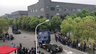 東風無人駕駛智能卡車演示網(wǎng)聯(lián)協(xié)同編隊