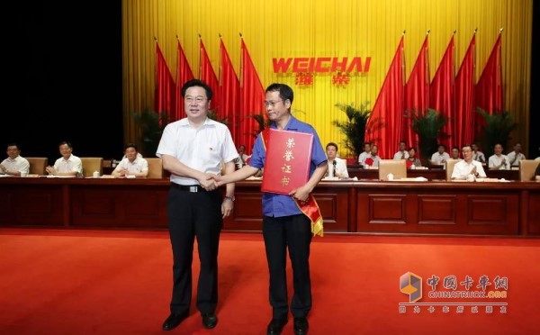 山東省國資委主任、黨委書記張斌為“濰柴最高科學(xué)技術(shù)獎”頒獎