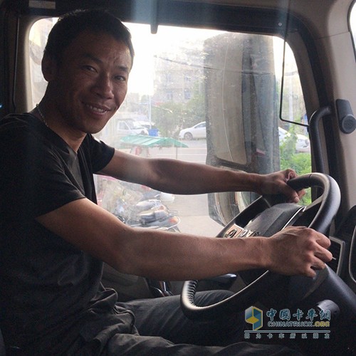 車(chē)上裝有兩個(gè)采埃孚神器，王國(guó)榮對(duì)運(yùn)輸事業(yè)很有信心