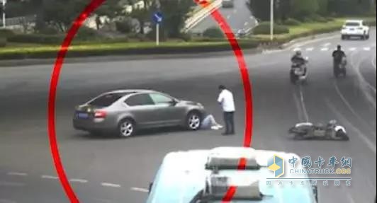 一輛轎車與電動車相撞，情況危急