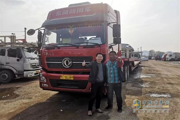 搭載東風(fēng)AMT變速箱的東風(fēng)商用車(chē)與司機(jī)（右一）合影