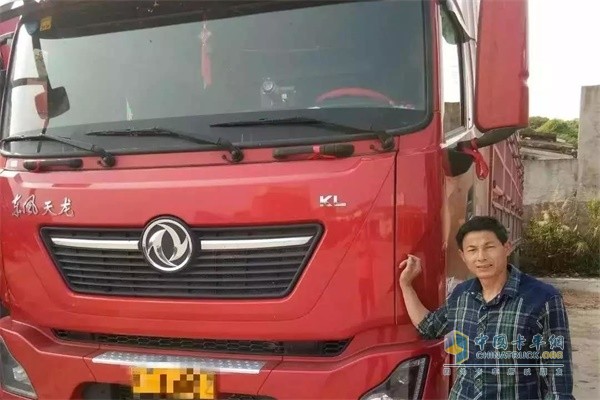 搭載東風(fēng)AMT變速箱的東風(fēng)商用車(chē)與司機(jī)的合影