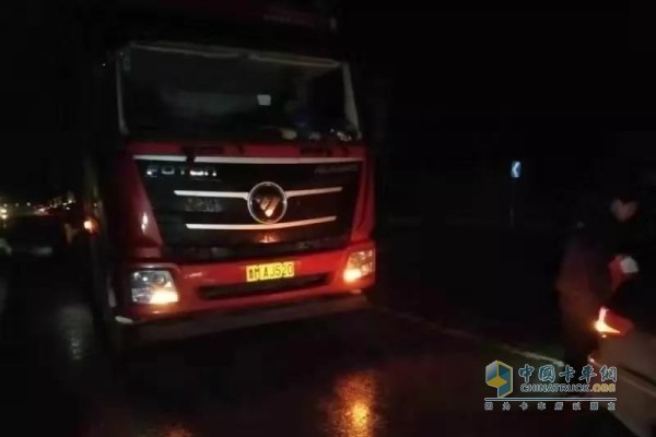 一輛裝配濰柴發(fā)動機(jī)的歐曼卡車因惡劣天氣在黃島公路行駛中突然熄火停滯