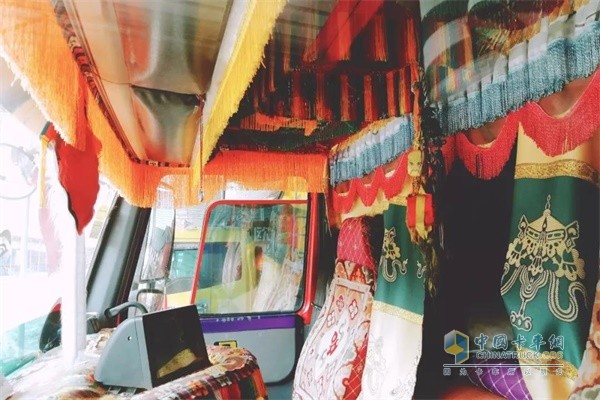 中國(guó)重汽汕德卡在藏族人看來(lái)，車是家的一部分，精心的裝扮散發(fā)著濃濃的民族文化特色