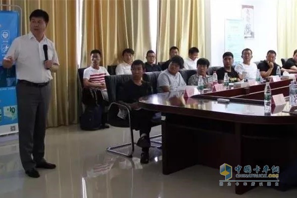 會議現(xiàn)場，秦總對智能加注站進(jìn)行了詳細(xì)的介紹