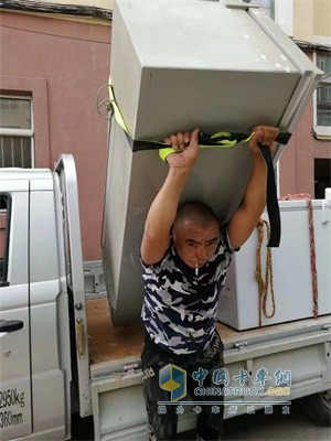 福田祥菱物流之星每天扛著沉重的家電爬樓，張喜樂早已習(xí)以為常
