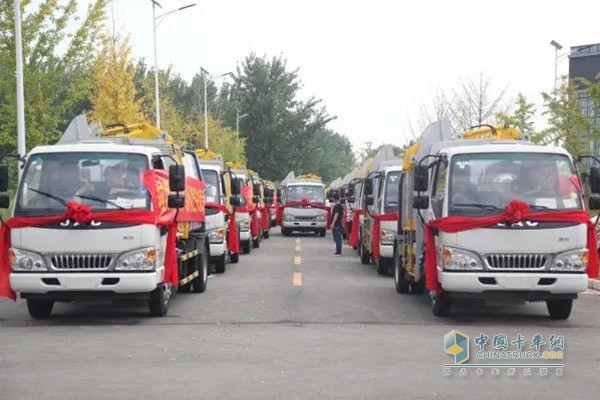 徐工環(huán)衛(wèi)側(cè)裝壓縮式垃圾車(chē)車(chē)隊(duì)準(zhǔn)備中