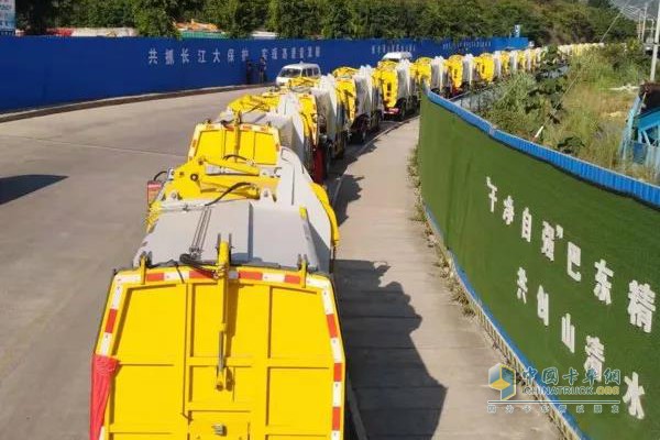 徐工環(huán)衛(wèi)側(cè)裝壓縮式垃圾車(chē)抵達(dá)巴東