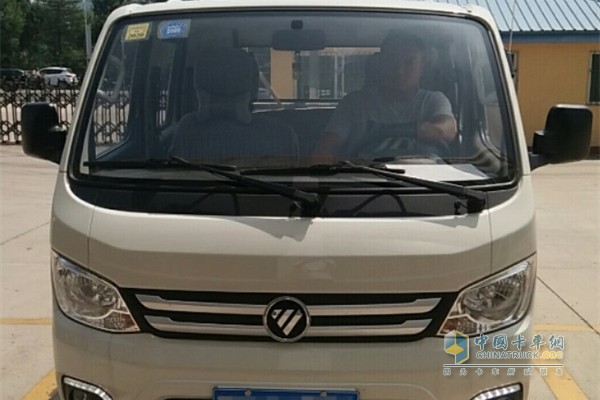 祥菱物流之星蔡先生駕車準(zhǔn)備采購貨品