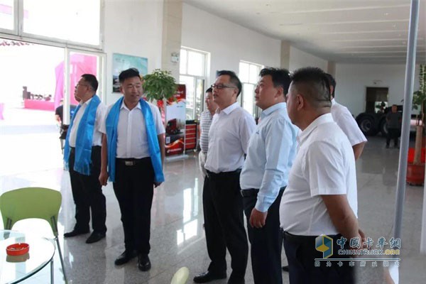 儀式前范志平一行參觀4S店內(nèi)部設(shè)置、服務(wù)站、備件庫等