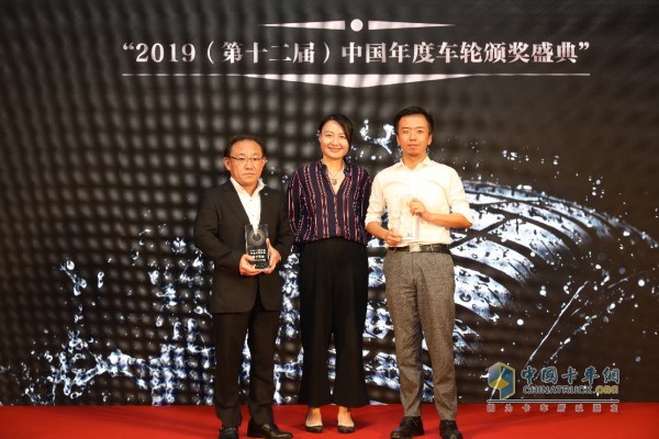 普利司通(中國(guó))品牌市場(chǎng)本部長(zhǎng) 井口裕之(左1)出席頒獎(jiǎng)禮