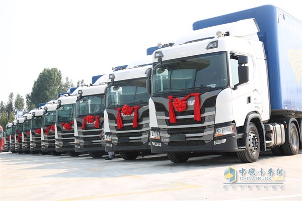 向濟(jì)南永昌物流有限公司交付10臺斯堪尼亞GN450 6×2卡車