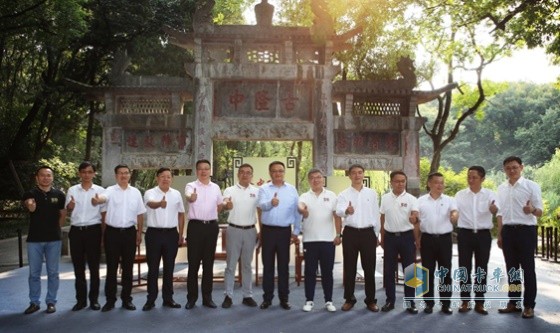 東風(fēng)商用車東風(fēng)公司聯(lián)合襄陽(yáng)市人民政府和華為共同啟動(dòng)了“智行隆中”項(xiàng)目