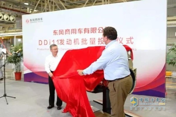 東風(fēng)汽車集團(tuán)總經(jīng)理、東風(fēng)商用車有限公司董事長(zhǎng)李紹燭(左)東風(fēng)商用車有限公司副董事長(zhǎng)顧潤德(右)為DDi11發(fā)動(dòng)機(jī)揭幕