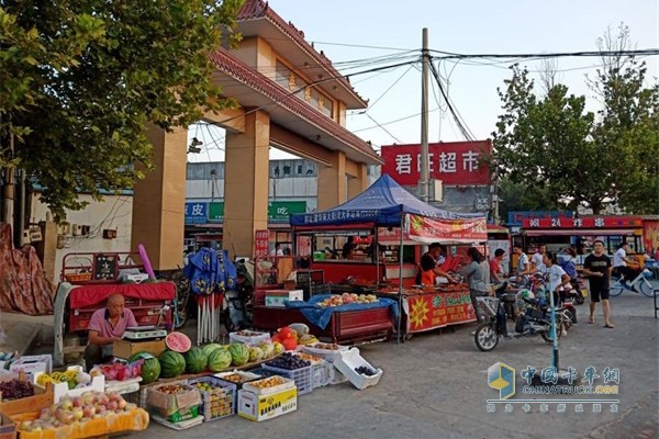 福田祥菱中國鄉(xiāng)鎮(zhèn)上，擺地?cái)偝蔀槔习傩涨笊畹囊环N常態(tài)