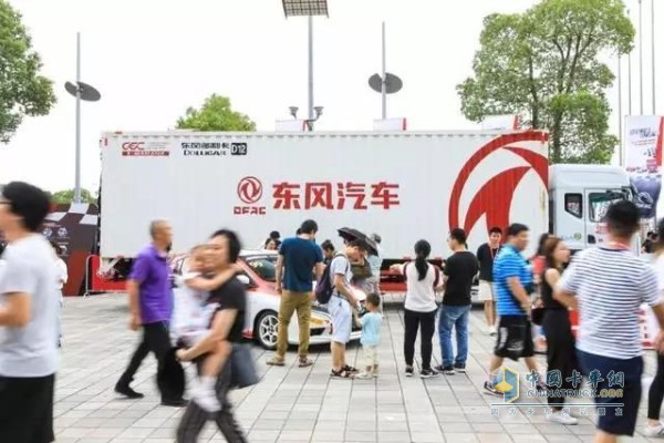 東風(fēng)多利卡D12憑借63方的大容積優(yōu)勢(shì)成為此次護(hù)送路上的主力車型