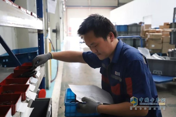參賽選手依據(jù)現(xiàn)場發(fā)放作業(yè)指導(dǎo)書及裝配指南逐次完成揀配、分裝與裝配