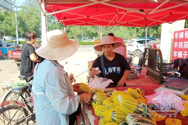 福田祥菱楊姐可是水果行當(dāng)資深銷售精英，這位買主選擇以現(xiàn)金支付