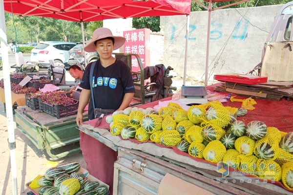 福田祥菱楊姐所在的菜市場，攤位管理費(fèi)每天3元一米，可分季度交付