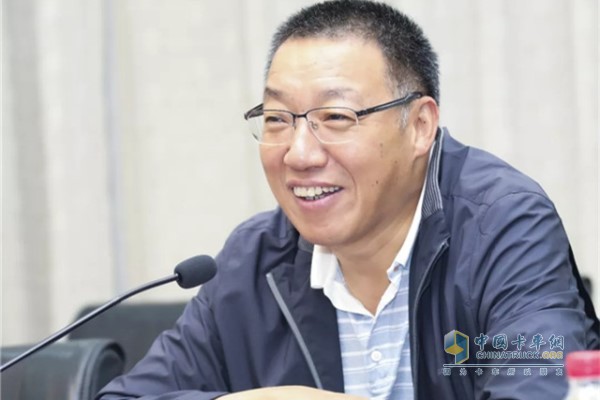 解放事業(yè)部總經(jīng)理助理，發(fā)動(dòng)機(jī)事業(yè)部黨委書記、總經(jīng)理錢恒榮