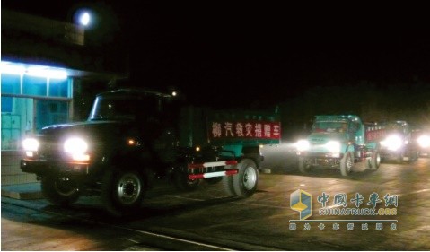 2008年5月15日深夜，捐贈四川地震災區(qū)的車輛駛出柳汽大門