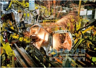 東風(fēng)柳汽智能化、網(wǎng)聯(lián)化機械手臂焊接機器人