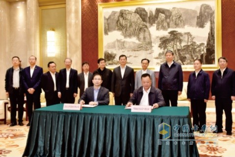 在廣西壯族自治區(qū)主席陳武（后排右四）和東風(fēng)公司董事長、黨委書記竺延風(fēng)（后排左七）等領(lǐng)導(dǎo)的見證下，東風(fēng)公司與廣西壯族自治區(qū)簽署合作協(xié)議