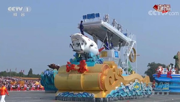 江蘇彩車以“江蘇智造”為主題，向祖國、向先烈、向全國人民匯報江蘇成就