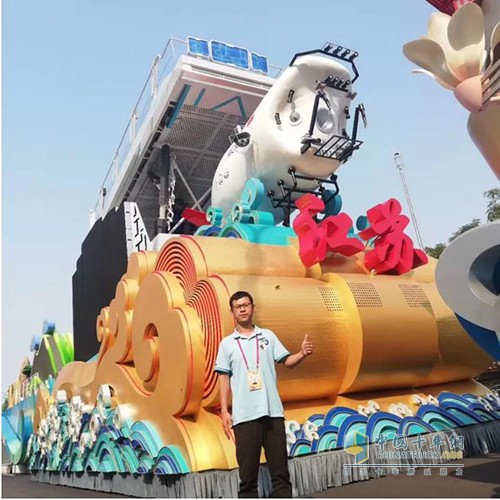 徐工重卡員工劉闖駕駛江蘇彩車，“偉大新中國70周年大慶，我駕駛江蘇彩車駛過了天安門!”