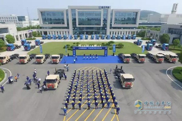 2019年，百臺新能源純電動自卸車發(fā)往深圳，支援“深圳藍(lán)”