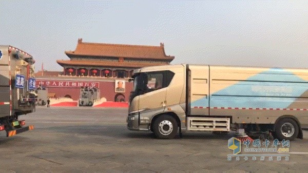 新T8純電動(dòng)洗掃車服務(wù)國(guó)家方陣檢閱盛典