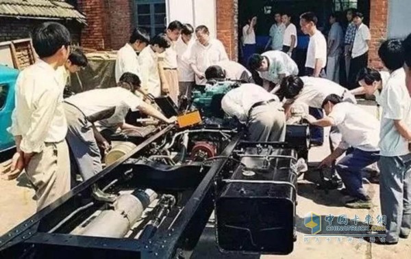 1990年，江淮第一臺HFC6700系列底盤研制成功