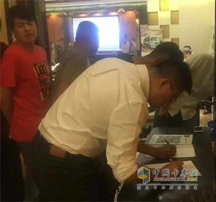 陜汽軒德港口牽引車(chē)產(chǎn)品推介會(huì)現(xiàn)場(chǎng)