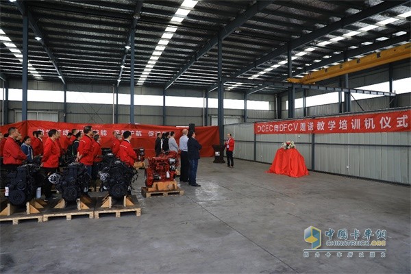 東風康明斯向東風商用車贈送40臺國六教學拆裝發(fā)動機現(xiàn)場