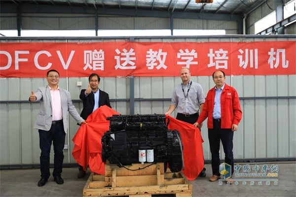 東風商用車服務部副部長李連志、東風商用車服務技術首席劉建科、康明斯中國服務工程總監(jiān)Ryan Putnam、東風康明斯服務總監(jiān)劉建國為培訓機共同揭幕