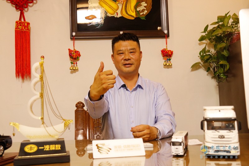 “榮耀萬輛，領(lǐng)航中原” 一汽解放河南區(qū)域長春青島雙基地雙萬輛慶典